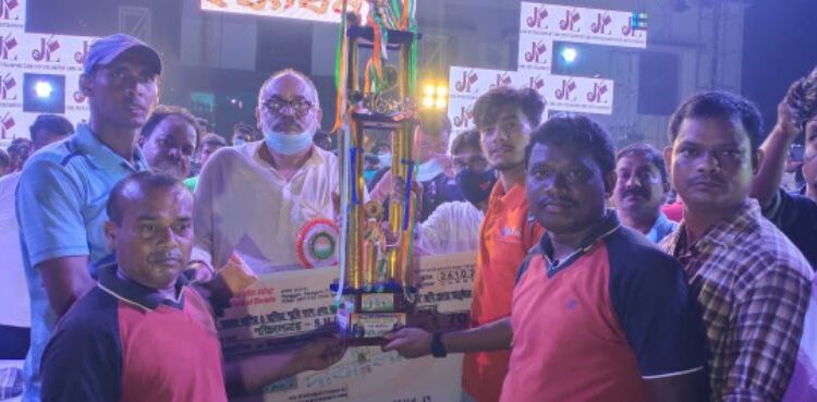 আউশগ্রামে হালিম-হালিমা স্মৃতি ফুটবল টুর্নামেন্টে বিজয়ী শেওড়াফুলি ইউনাইটেড ক্লাব