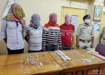 মুর্শিদাবাদ থেকে গ্রেপ্তার গলসির স্বর্ণ ব্যবসাীর কাছ থেকে সোনা রুপো ও টাকা ছিনতাইয়ের ঘটনায় জড়িত চার দুস্কৃতি