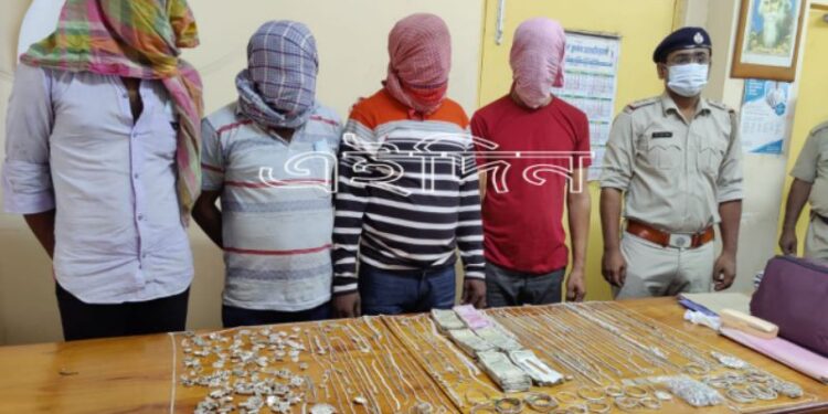 মুর্শিদাবাদ থেকে গ্রেপ্তার গলসির স্বর্ণ ব্যবসাীর কাছ থেকে সোনা রুপো ও টাকা ছিনতাইয়ের ঘটনায় জড়িত চার দুস্কৃতি