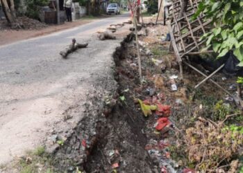কেতুগ্রামে শাঁখাই গ্রামে সড়ক পথে ভাঙন, বন্ধ বাস চলাচল