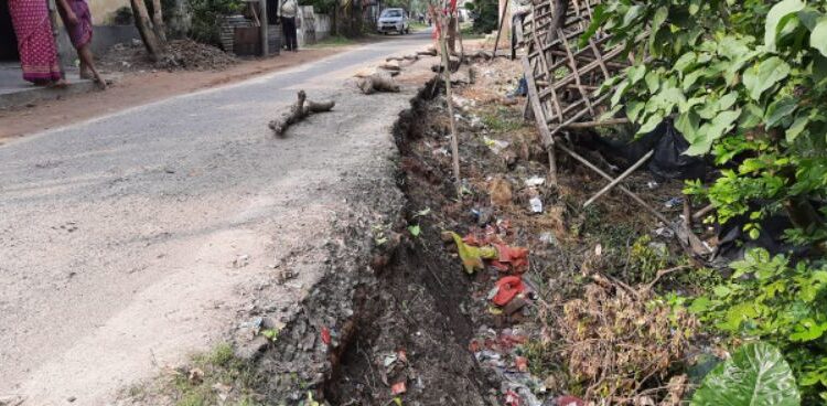 কেতুগ্রামে শাঁখাই গ্রামে সড়ক পথে ভাঙন, বন্ধ বাস চলাচল
