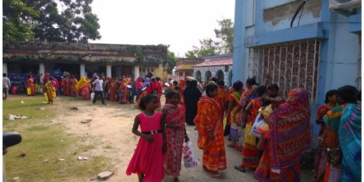 টাকা ঢোকেনি ‘লক্ষ্মীর ভান্ডারে’, কারন জানতে মন্তেশ্বরের বিডিও অফিসে লাইন উদ্বিগ্ন মহিলাদের