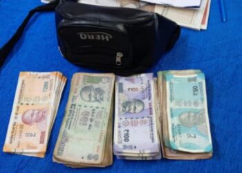 হকারের কাছ থেকে খবর পেয়ে প্লাটফর্ম থেকে টাকা ভর্তি ব্যাগ উদ্ধার করল কাটোয়া জিআরপি