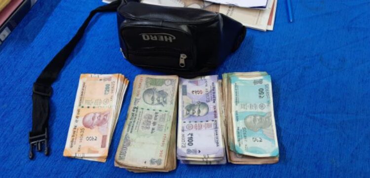 হকারের কাছ থেকে খবর পেয়ে প্লাটফর্ম থেকে টাকা ভর্তি ব্যাগ উদ্ধার করল কাটোয়া জিআরপি