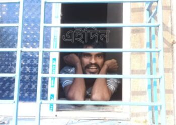 অর্থাভাবে বন্ধ চিকিৎসা, দু’বছর ধরে ঘরের মধ্যে বন্দি জীবন কাটছে কেতুগ্রামের ‘বদ্ধ উন্মাদ’ যুবকের