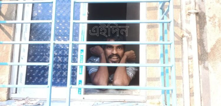 অর্থাভাবে বন্ধ চিকিৎসা, দু’বছর ধরে ঘরের মধ্যে বন্দি জীবন কাটছে কেতুগ্রামের ‘বদ্ধ উন্মাদ’ যুবকের