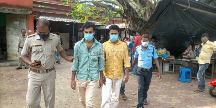 কাটোয়ায় নিষিদ্ধ সিরাপসহ ধৃত ভিন রাজ্যের দুই দুষ্কৃতি