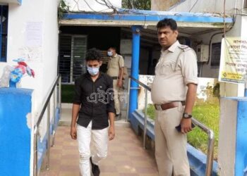 লাঠি দিয়ে পিটিয়ে ও হাতে ঝাঁটার কাঠি ফুঁটিয়ে বৃদ্ধ বাবাকে জখম করার অভিযোগে গ্রেপ্তার ছেলে