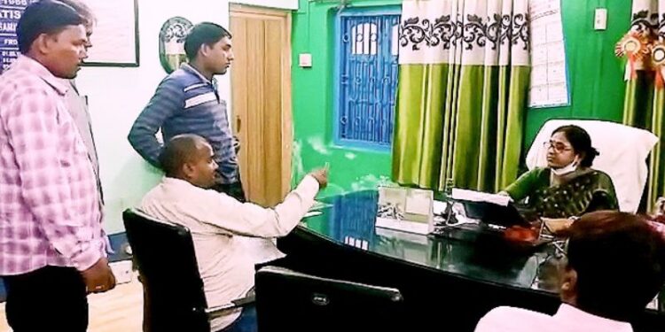 মানিকচকে ত্রাণ সামগ্রী আত্মসাতের অভিযোগ পঞ্চায়েত প্রধানের বিরুদ্ধে