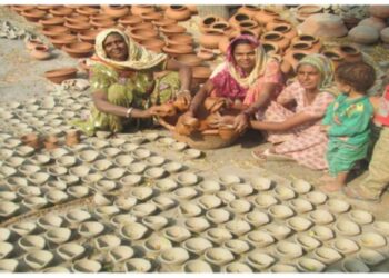 কালীপুজোয় মাটির প্রদীপের কদর কমেছে, তবুও আশাবাদী মৃৎশিল্পীরা