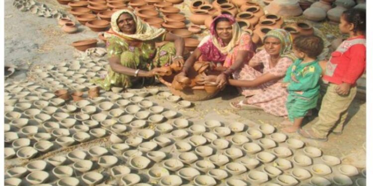 কালীপুজোয় মাটির প্রদীপের কদর কমেছে, তবুও আশাবাদী মৃৎশিল্পীরা