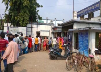 মন্তেশ্বর হাসপাতালে করোনার টিকা নিতে এসে টোকেন না পেয়ে  স্বাস্থ্যকর্মীদের সঙ্গে বচসায় জড়ালেন লাইনে দাঁড়িয়ে থাকা লোকজন, উত্তেজনা