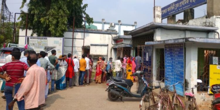 মন্তেশ্বর হাসপাতালে করোনার টিকা নিতে এসে টোকেন না পেয়ে স্বাস্থ্যকর্মীদের সঙ্গে বচসায় জড়ালেন লাইনে দাঁড়িয়ে থাকা লোকজন, উত্তেজনা