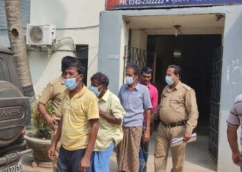 ভাতারে গ্রেফতার ৪ চোলাই মদের কারবারি