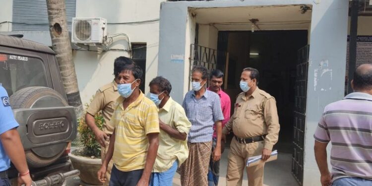 ভাতারে গ্রেফতার ৪ চোলাই মদের কারবারি