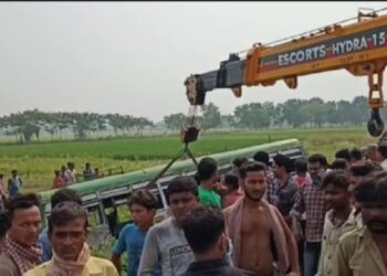 রায়না ও জামালপুরে পৃথক বাস ও ট্রেকার দুর্ঘটনার জখম ৯