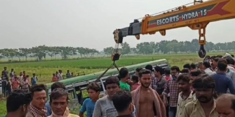 রায়না ও জামালপুরে পৃথক বাস ও ট্রেকার দুর্ঘটনার জখম ৯