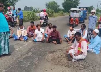কাটোয়ায় বেহাল রাস্তা সংস্কারের দাবিতে পথ অবরোধ গ্রামবাসীর