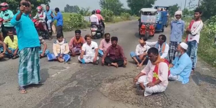 কাটোয়ায় বেহাল রাস্তা সংস্কারের দাবিতে পথ অবরোধ গ্রামবাসীর