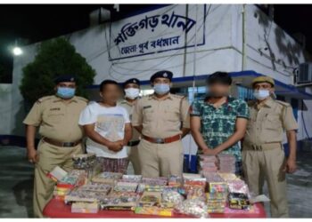 বাজি বিক্রী রুখতে অভিযান চালিয়ে প্রচুর বাজি উদ্ধারের পাশাপাশি ৪ জনকে গ্রেপ্তার করলে পূর্ব বর্ধমান জেলা পুলিশ
