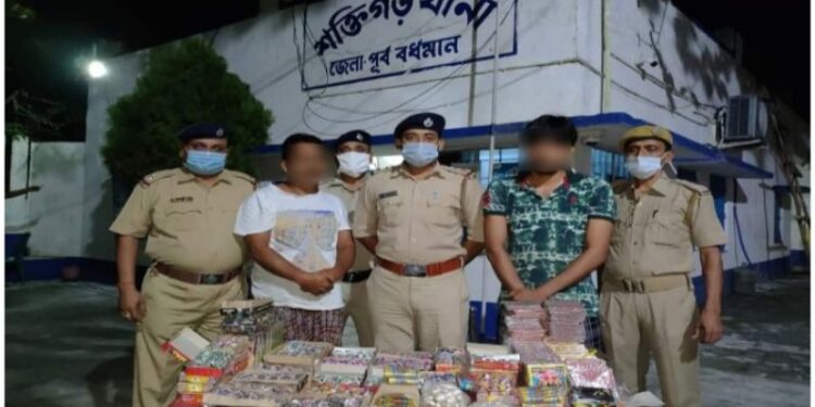 বাজি বিক্রী রুখতে অভিযান চালিয়ে প্রচুর বাজি উদ্ধারের পাশাপাশি ৪ জনকে গ্রেপ্তার করলে পূর্ব বর্ধমান জেলা পুলিশ
