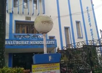 করোনা সংক্রমন রুখতে বালুরঘাট শহরের একাধিক জায়গা কনটেইনমেন্ট জোন ঘোষনা জেলা প্রশাসনের