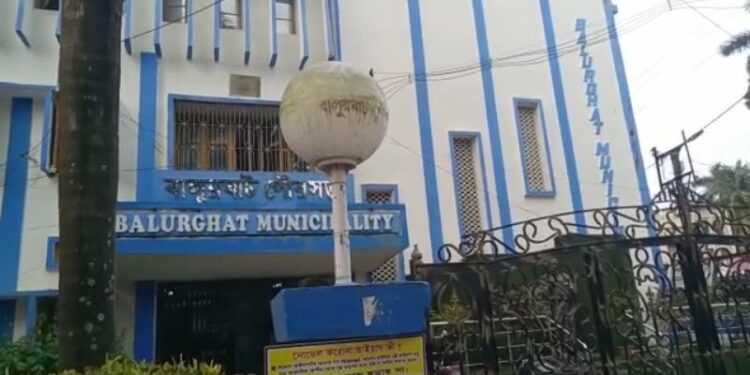 করোনা সংক্রমন রুখতে বালুরঘাট শহরের একাধিক জায়গা কনটেইনমেন্ট জোন ঘোষনা জেলা প্রশাসনের