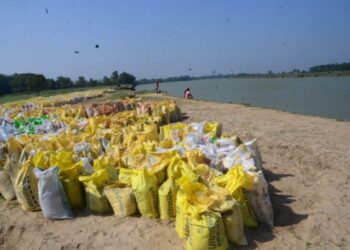 ভাঙন রোধে বালির বস্তা,অসন্তোষ কাটোয়ার বিধায়কের