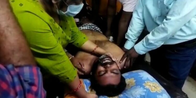 ঋনের কিস্তির টাকা শোধ দিতে না পারায় ব্যাঙ্ক ম্যানেজারের অপমান ! আত্মহত্যার চেষ্টা কৃষকের