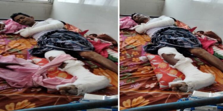 মেরে হাত পা ভেঙে দিয়ে ব্যবসায়ীর কাছ থেকে লক্ষাধিক টাকা ছিনিয়ে নেবার অভিযোগ দুস্কৃতিদের বিরুদ্ধে