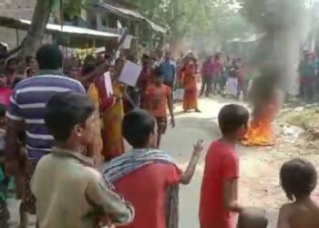 মালদায় মদের দোকানে ভাঙচুর মহিলাদের