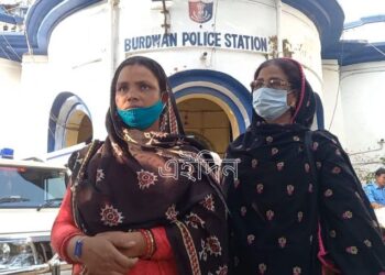 ডাক্তার ও নার্সরা ব্যস্ত মোবাইল ফোনে ! প্রসুতি বেডে সন্তান প্রসব করে ফেলার পরেই বেড থেকে মেঝেতে আছড়ে পড়লো সদ্যোজাত