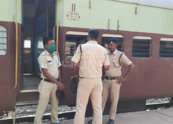 কাটোয়ায় ট্রেনের ফাঁকা কামরার মধ্যে পড়ে থাকা ব্যাগ ঘিরে বোমাতঙ্ক