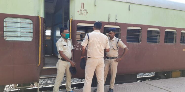 কাটোয়ায় ট্রেনের ফাঁকা কামরার মধ্যে পড়ে থাকা ব্যাগ ঘিরে বোমাতঙ্ক