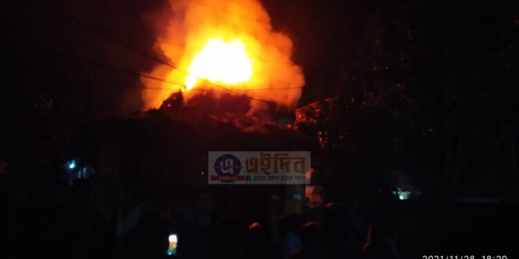 সন্ধ্যা প্রদীপের আগুন ছড়িয়ে ভস্মীভূত আস্ত বাড়ি