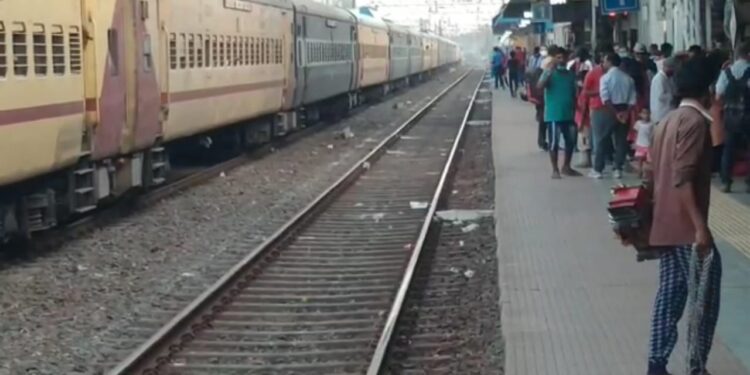 ট্রেন পরিষেবা চালু হতেই তিনগুন বাড়লো যাত্রী ভাড়া