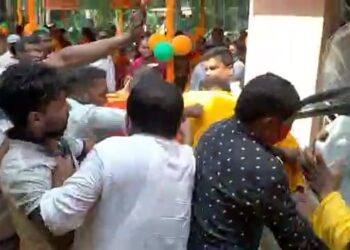 কাটোয়ায় দলীয় অনুষ্ঠানে ভাঙচুর, মারধরের ঘটনায় ১৮ কর্মীকে শোকজ করল বিজেপির রাজ্য নেতৃত্ব