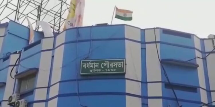 বাংলা আবাস যোজনার ঘর প্রদান নিয়ে  বর্ধমানে তুঙ্গে শাসক দলের দু’পক্ষের কাদা ছোড়াছুড়ি