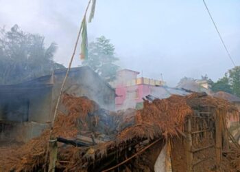 গলসিতে গভীর রাতে তৃণমূল নেতার বাড়ির সামনে বোমাবাজি, গোয়ালে আগুন লাগানোর অভিযোগ