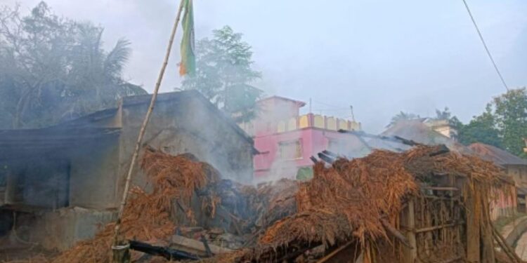 গলসিতে গভীর রাতে তৃণমূল নেতার বাড়ির সামনে বোমাবাজি, গোয়ালে আগুন লাগানোর অভিযোগ