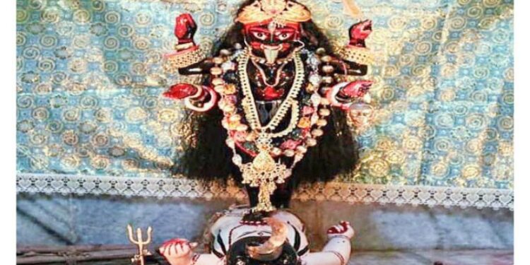 প্রাচীন রীতি মেনে পূজো হয়ে আসছে কেতুগ্রামের মুখোপাধ্যায় পরিবারের জয়কালীর, দেবীর ভোগে চ্যাঙ মাছ পোড়া আর লাউ-চিংড়ির তরকারি দেওয়া নিয়ম