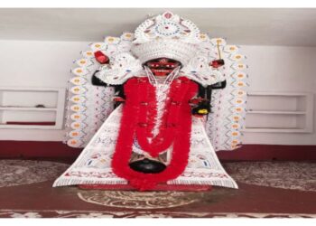 ‘চঞ্চলা’ দেবীকে বশে রাখতে ধাত্রীগ্রামের ডাকাতকালীকে বেঁধে রাখা হয় লোহার শিকলে