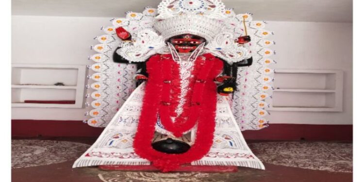 ‘চঞ্চলা’ দেবীকে বশে রাখতে ধাত্রীগ্রামের ডাকাতকালীকে বেঁধে রাখা হয় লোহার শিকলে