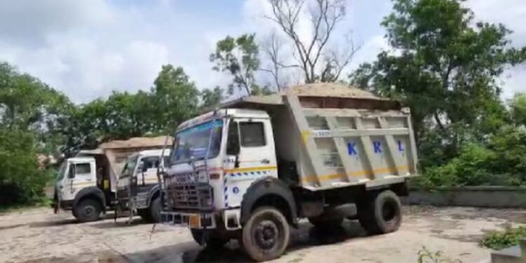 বালি পাচারের অভিযোগে গ্রেপ্তার ৪ লরি চালক, বাজেয়াপ্ত লরি