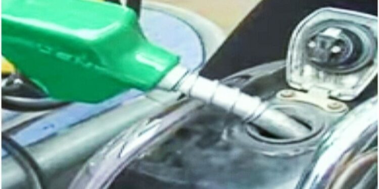 কেন্দ্রের পর বিভিন্ন রাজ্য সরকার কমাতে শুরু করেছে পেট্রোল- ডিজেলের ভ্যাট