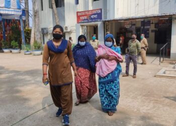 চোলাই মদ পাচারের অভিযোগে দুই মহিলাকে গ্রেফতার করল ভাতার থানার পুলিশ