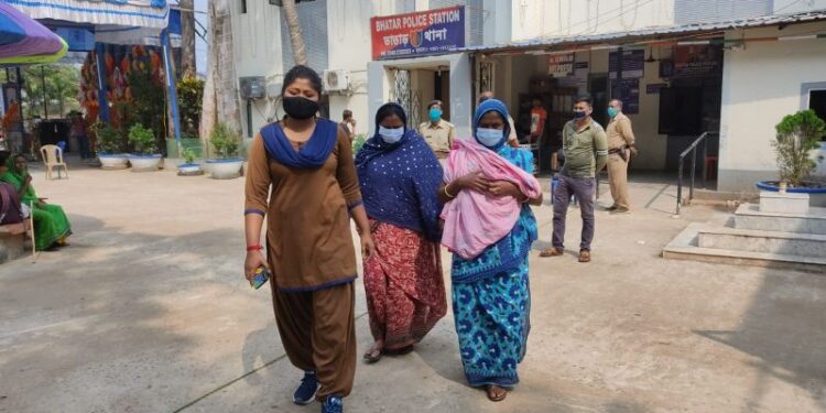 চোলাই মদ পাচারের অভিযোগে দুই মহিলাকে গ্রেফতার করল ভাতার থানার পুলিশ