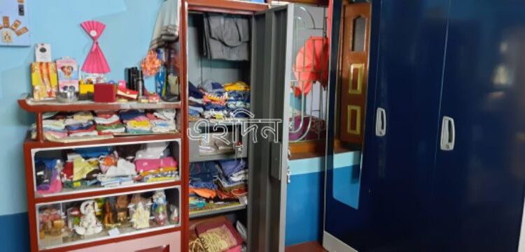 কাটোয়ায় দিনদুপুরে বাড়িতে দুঃসাহসিক চুরি,গহনা-নগদ-বাসনপত্র নিয়ে চম্পট দিল দুষ্কৃতি