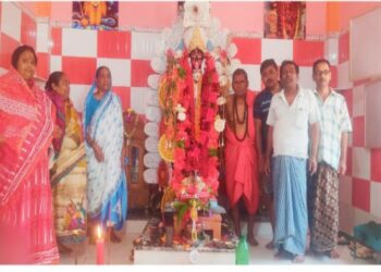 গভীর রাতে নিঃশব্দে আনতে হয় ঘট, রাতেই  দিঘিতে মাছ ধরে ভোগ দিতে হয় দেবীকে, দুই শতাব্দী ধরে এই রীতি চলে আসছে বামশোর গ্রামের চট্টোপাধ্যায় পরিবারের কালীপুজোয়