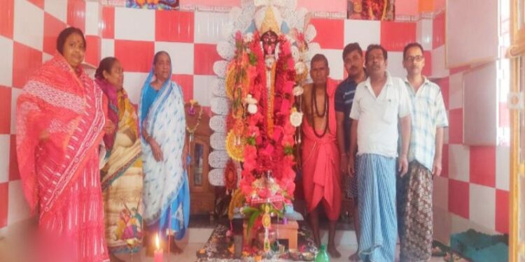 গভীর রাতে নিঃশব্দে আনতে হয় ঘট, রাতেই  দিঘিতে মাছ ধরে ভোগ দিতে হয় দেবীকে, দুই শতাব্দী ধরে এই রীতি চলে আসছে বামশোর গ্রামের চট্টোপাধ্যায় পরিবারের কালীপুজোয়